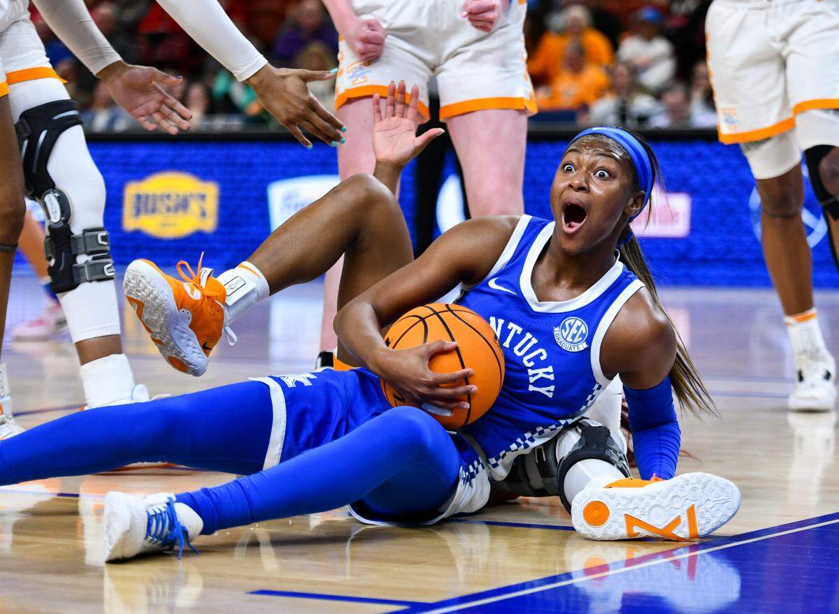 Robyn Benton led all Wildcats in scoring with 20 points against Tennessee with 20 points.