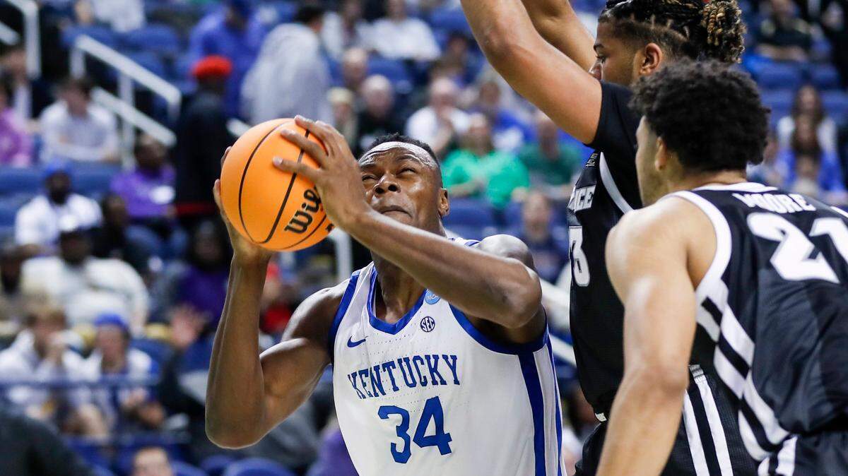 Oscar Tshiebwe sets a new record in Kentucky victory. ‘He’s a handsome guy to the ball.’