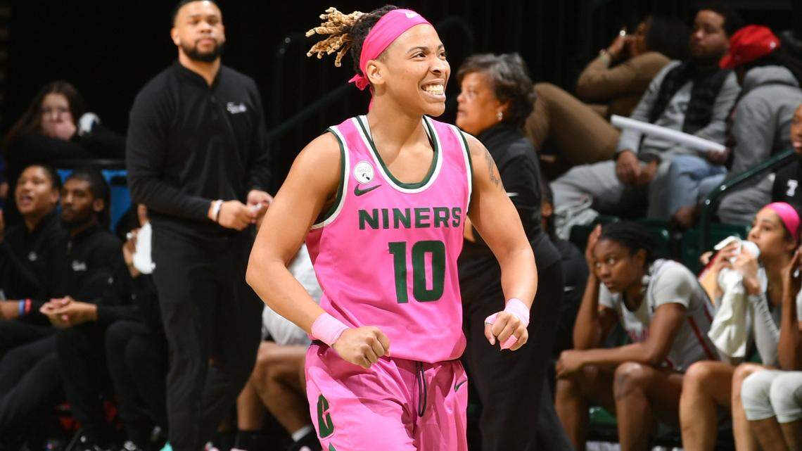 Dazia Lawrence, a 5-foot-8 guard from Charlotte, has joined Kentucky as a transfer. Lawrence averaged 18.2 points per game for the 49ers last season.