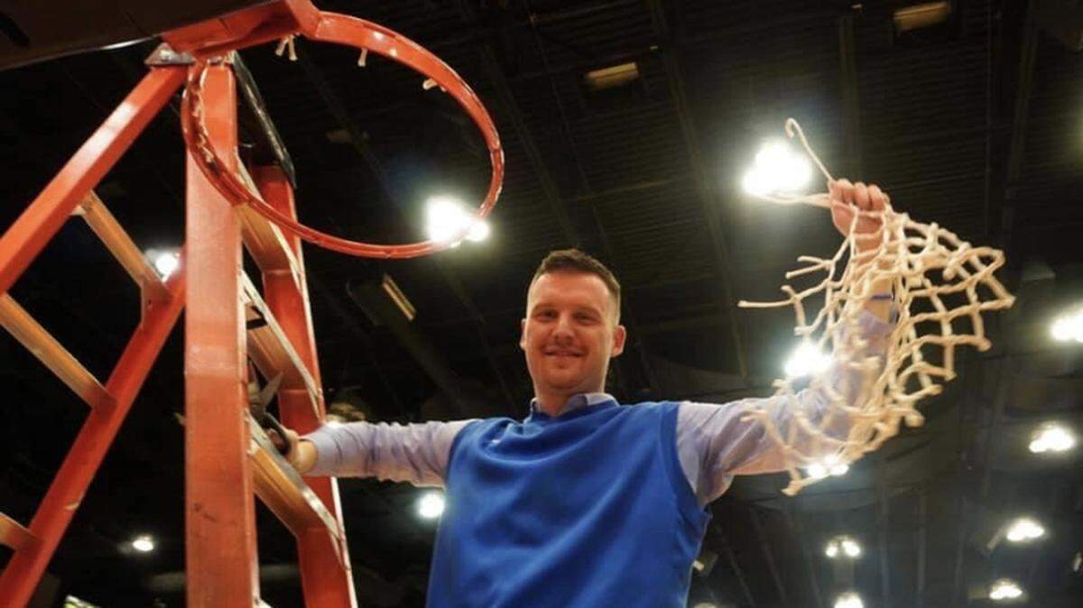 Former Kentucky Wildcats guard Landon Slone, now the head boys’ basketball coach at his high school alma mater, Paintsville, celebrated after the Tigers beat archrival Johnson Central 48-46 in the 15th Region Tournament finals.