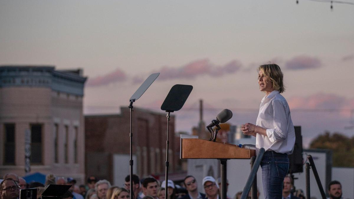 Kelly Craft speaks at her Campaign Kick Off for Governor of Kentucky outside the Barren County Courthouse in Craft’s hometown of Glasgow, Ky., on Tuesday, Sept. 13, 2022.
