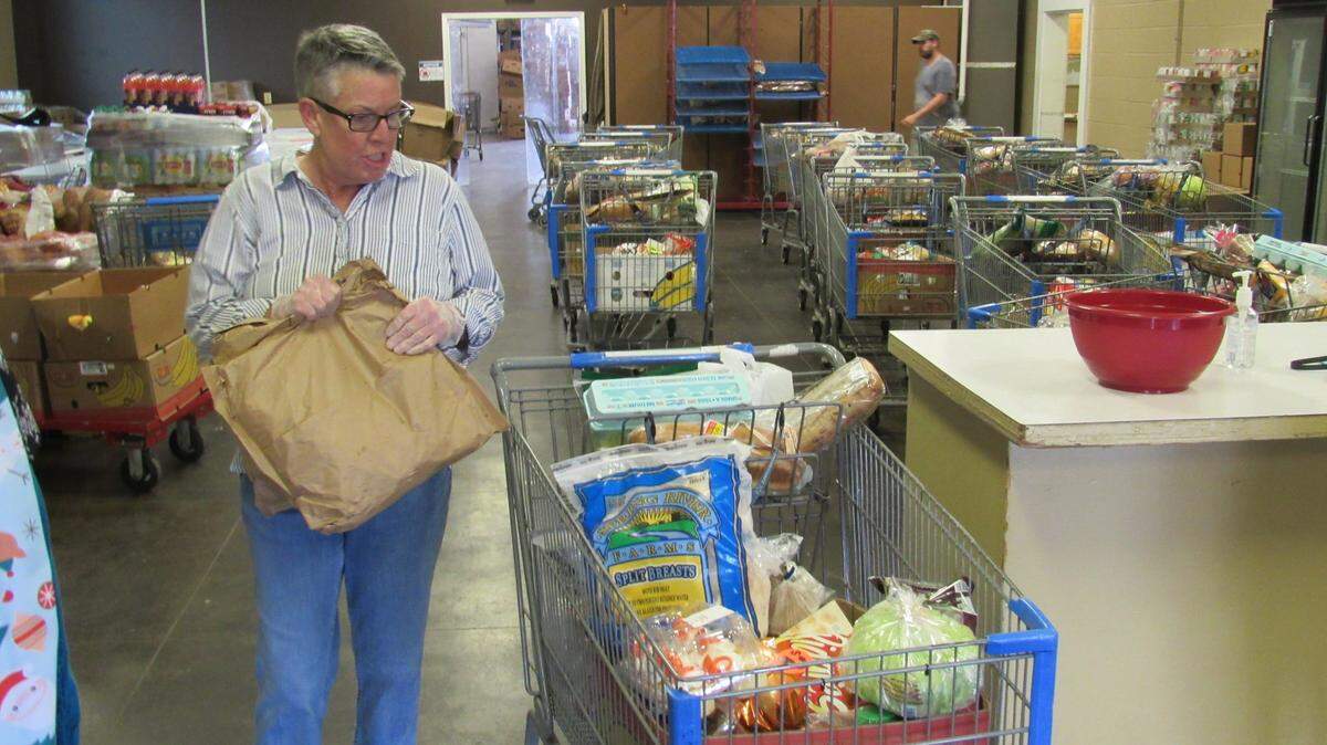 Sherry Simpson, a volunteer at God’s Food Pantry in Somerset, Ky., filled a cart with food to be given away on March 23, 2020.