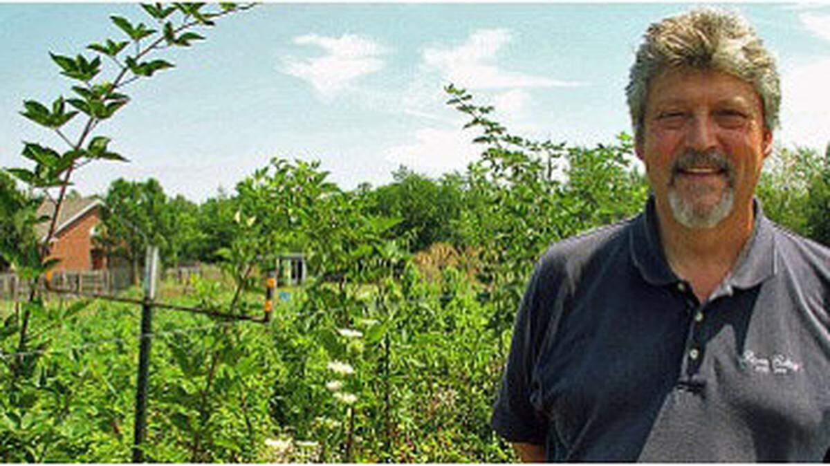 David Cooke was born in Mingo County, WV, youngest child of a coal miner and a school teacher. He is a graduate of Berea College and has a masterÕs degree from WVU. A former high school teacher, woodworker and county extension agent, since 2005 he has been the director of the Berea College Appalachian Fund, which issues grants in central Appalachia in the fields of healthcare and education, and since 2008 the director of Grow Appalachia, an outreach program of Berea CollegeÕs Loyal Jones Appalachian Center. Grow AppalachiaÕs goal is to help as many Appalachian families Grow as much of their own food as possible.