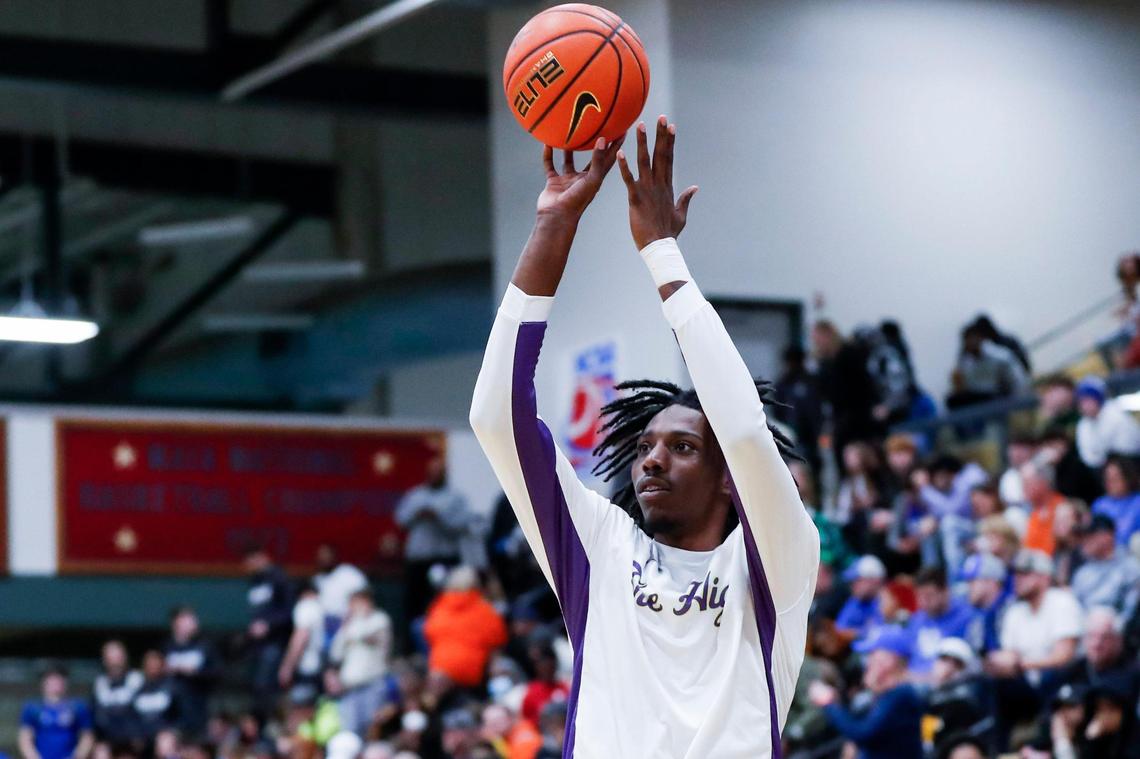 Kentucky signee Aaron Bradshaw warms up before Camden (N.J.) High School’s game against Combine Academy (N.C.) at the William Exum Center at Kentucky State University in Frankfort on Feb. 3.