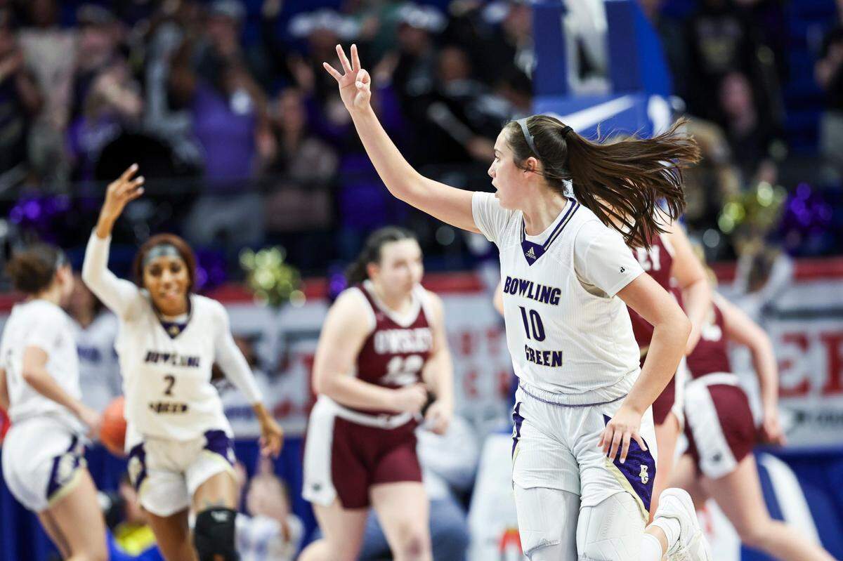 Bowling Green’s Katy Smiley (10) signals a 3-point basket while scoring 12 points for the Purples. She also contributed seven rebounds and three assists and blocked three shots.