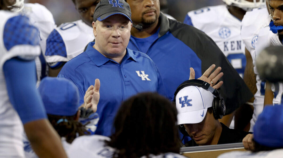 Mark Stoops talked to his defense during UK's loss to Western Kentucky. On Monday, Stoops would not single out players who struggled.  