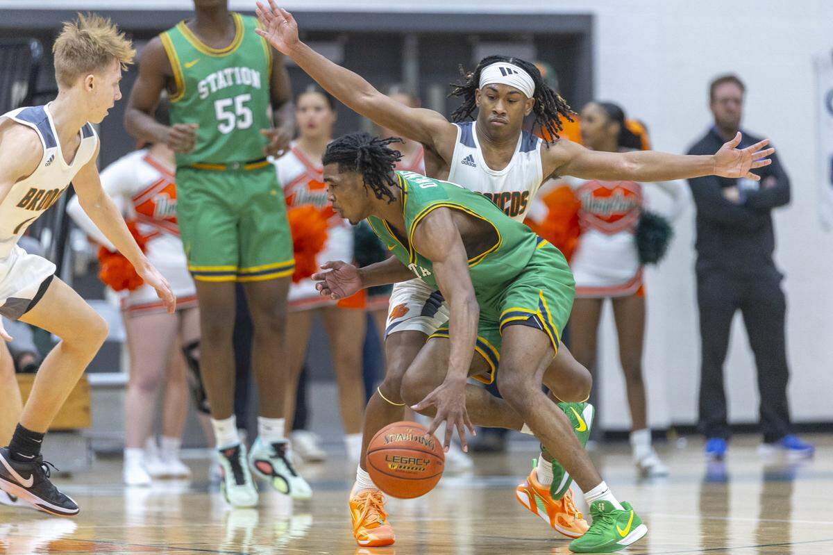 Bryan Station’s Amari Owens drives the ball as Frederick Douglass’ Dakari Talbert (4) defends during a game on Jan. 15.