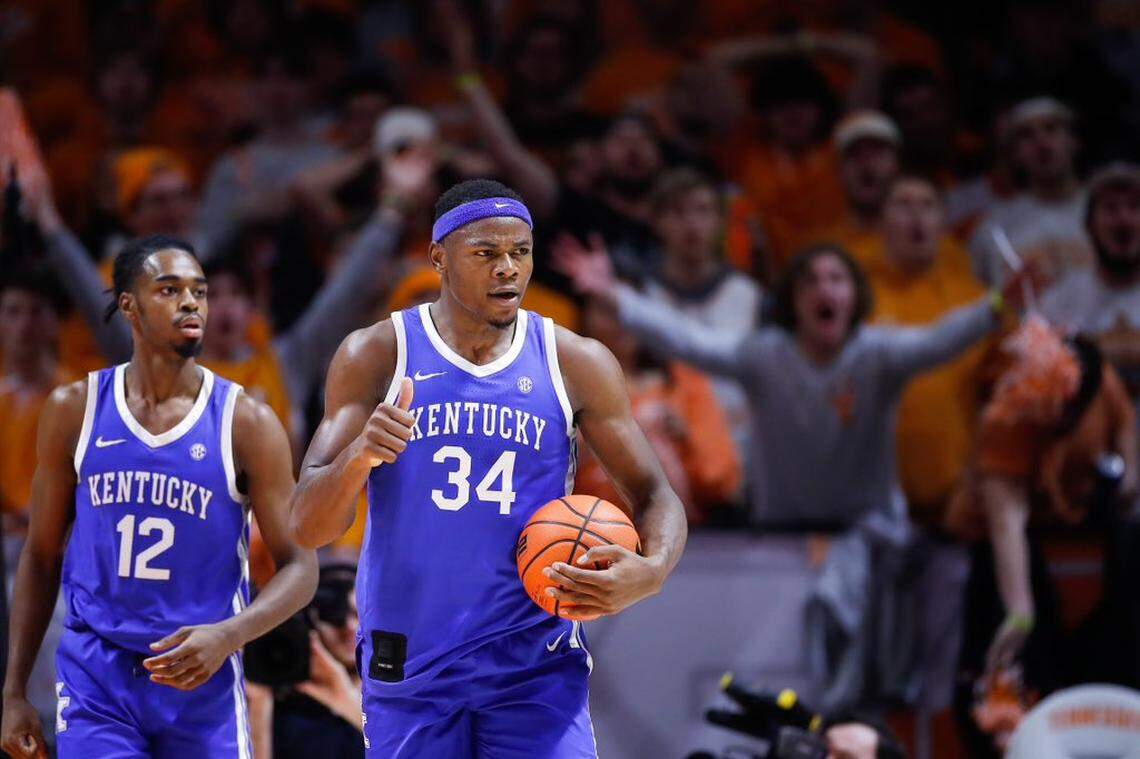 Kentucky’s Oscar Tshiebwe gives a thumbs up during the Wildcats’ win in Knoxville on Saturday.
