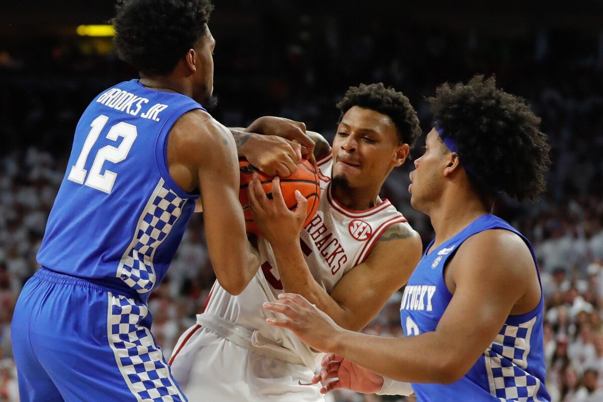 Kentucky’s Keion Brooks, left, and Sahvir Wheeler, right, defended against Arkansas early in Saturday’s game in Fayetteville, Ark., on Feb. 26, 2022.