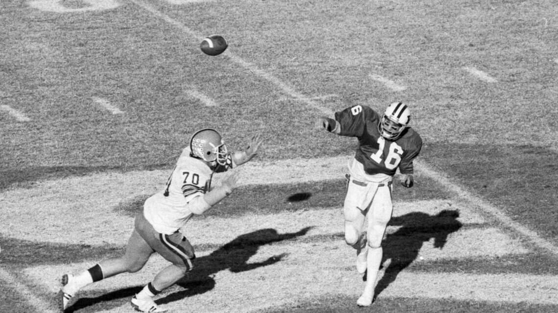 After a trying life, a Kentucky football folk hero is returning to UK