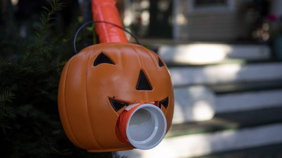 A jack-o-lantern adorns the end of a candy chute for trick-or-treaters made by Liam Ford, a Chicago Tribune editor, on Oct. 8, 2020, in Chicago. The treat tube delivers Halloween candy without contact. (Erin Hooley/Chicago Tribune/TNS)