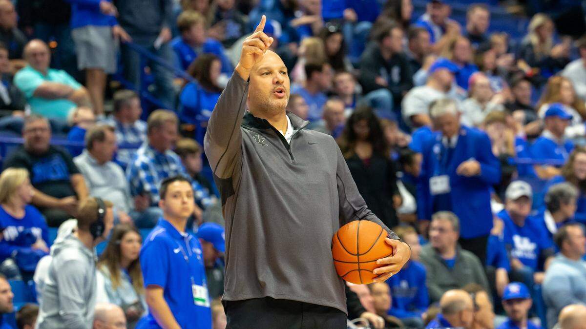 Tony Barbee directed his team during Kentucky’s Blue-White scrimmage game in Rupp Arena on Oct. 18, 2019.