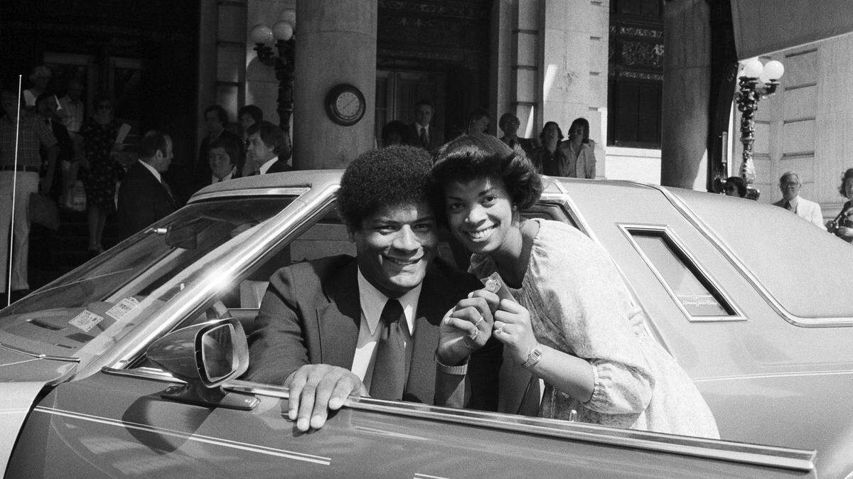 Wes Unseld and his wife, Connie, held the keys to a new Thunderbird, presented to him by Sport magazine in 1978. The Hall of Famer from Kentucky, who was chosen one of the 50 greatest players in league history, died Tuesday at age 74.