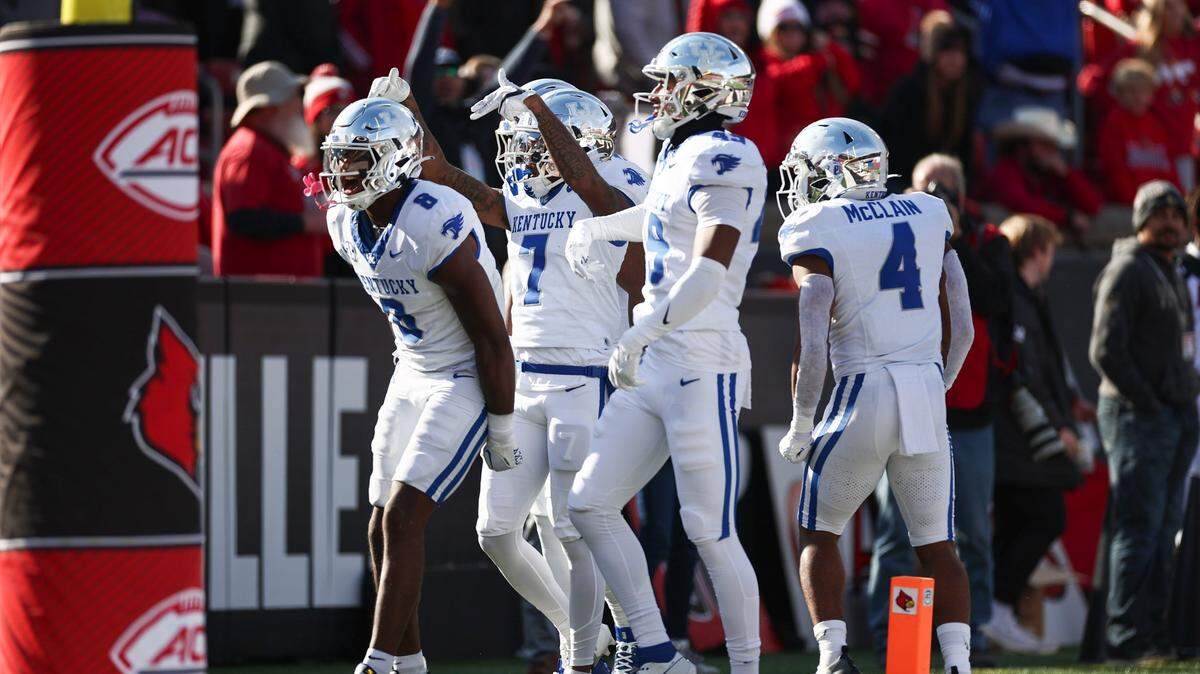Kentucky football upsets No. 10 Louisville to extend rivalry streak to five games