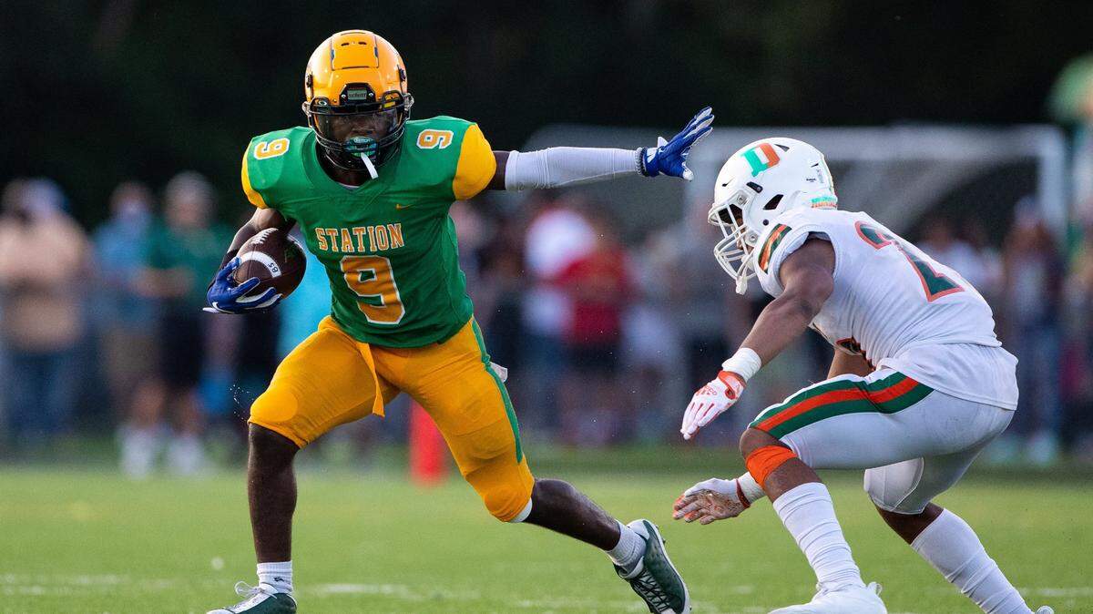 Bryan Station wide receiver Damin Green (9) runs the ball during a game against Frederick Douglass earlier this season. Green scored three TDs against Oldham County on Friday.