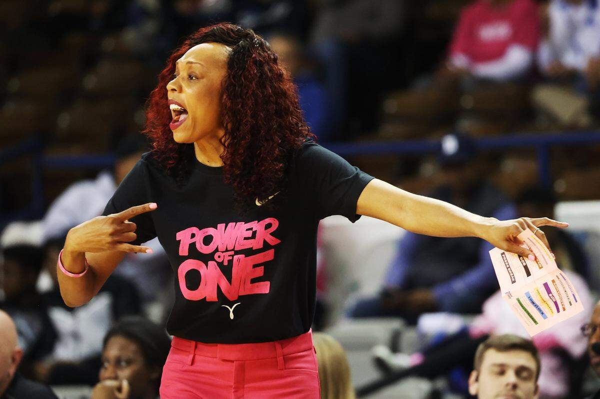 Kentucky head coach Kyra Elzy directs her team during its annual Play4K game Thursday night. Both teams wore pink uniforms to raise awareness and funding for women’s cancer research. The initiative is named in honor of former North Carolina State coach Kay Yow.