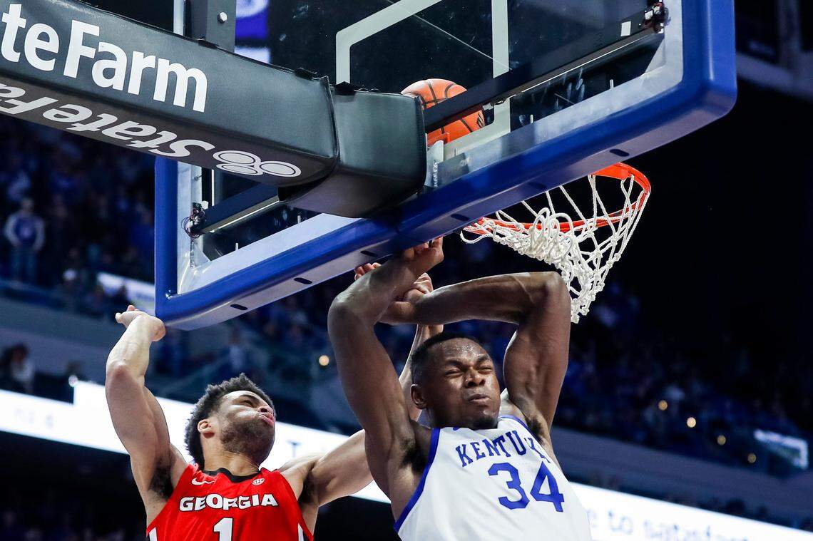 Kentucky’s Oscar Tshiebwe drives to the basket against Georgia’s Jabri Abdur-Rahim (1) on Tuesday night. Tshiebwe finished with 37 points, 24 rebounds, three steals, a blocked shot and an assist in 39 minutes of action. The senior also made 13 of his 18 free-throw attempts.