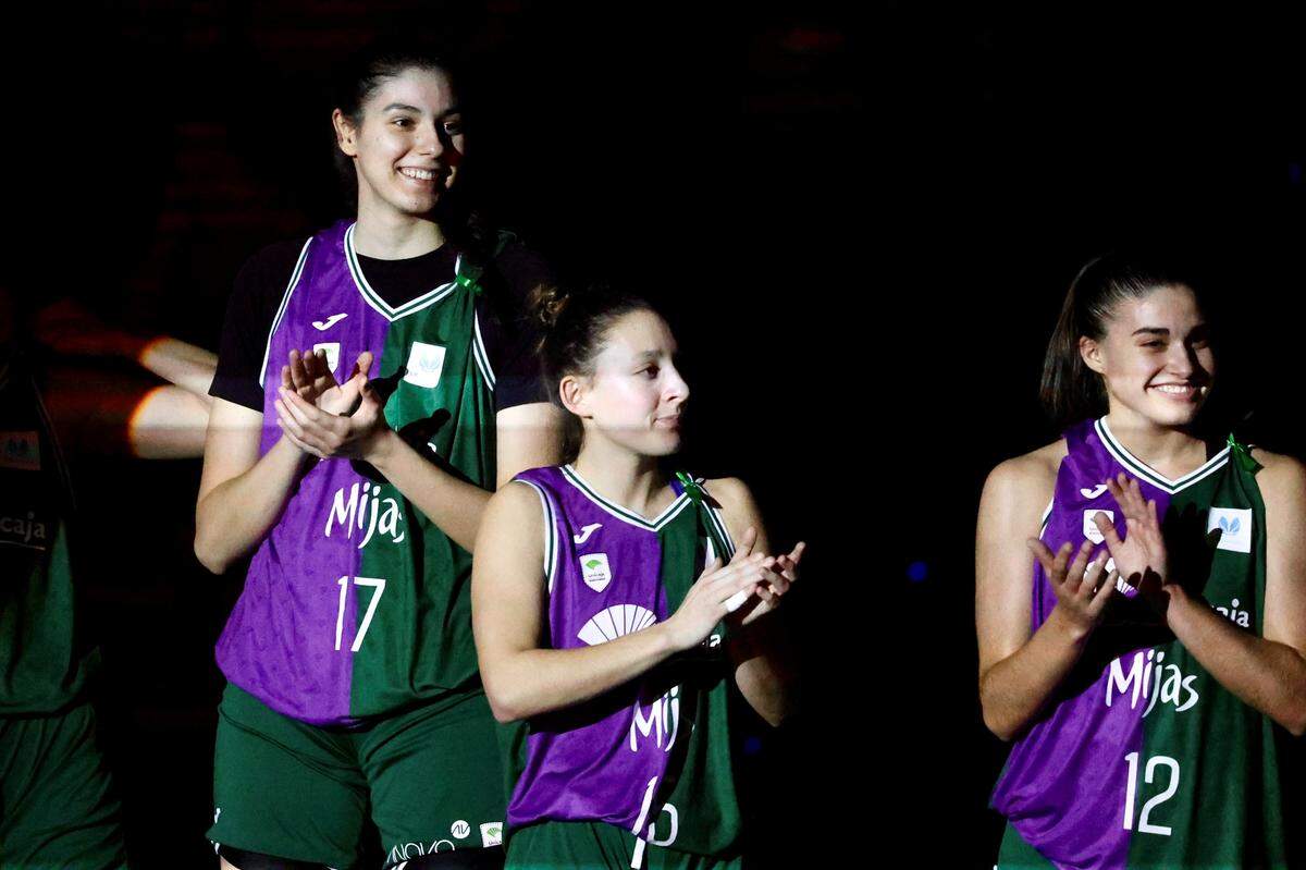 Unicaja head coach Jesús Lázaro called Clara Silva (17) a great teammate and a student of the game.