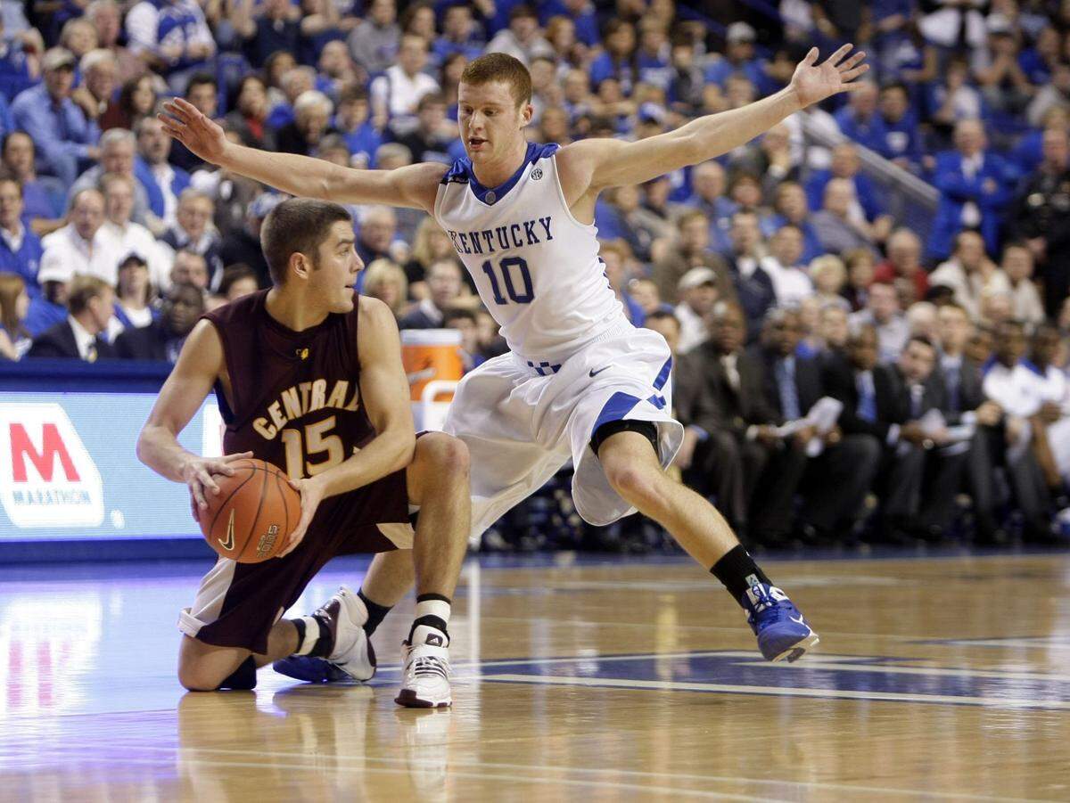 In the one season (2008-09) Landon Slone (10) spent as a Kentucky Wildcat, the Paintsville product played in 15 games, logged 104 total minutes and scored 22 points with 17 rebounds, nine assists and two turnovers.