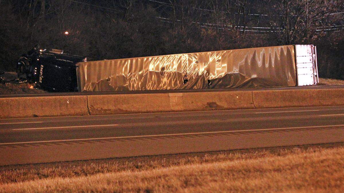 A tractor-trailer wreck closed part of Interstate 75 in  Lexington on Jan. 14. Senate Bill 44 would put heavier trucks on roads. 