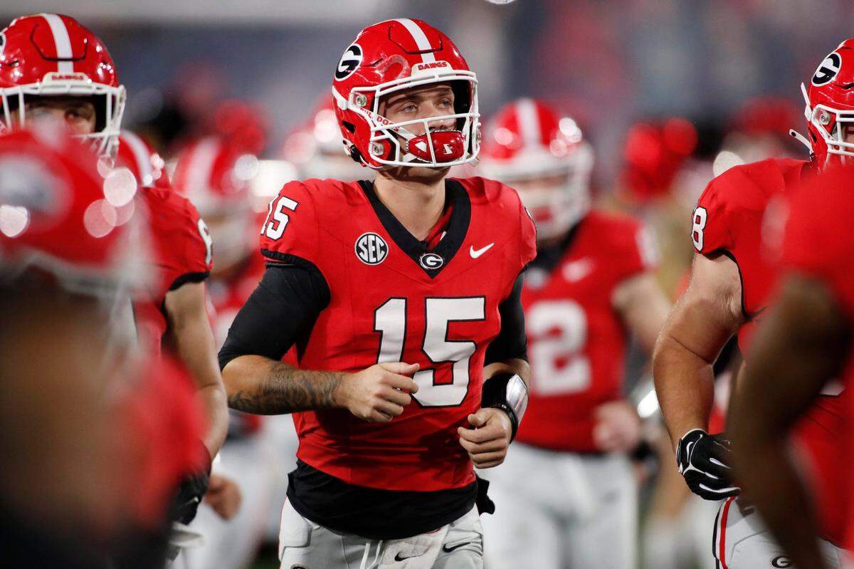 Georgia quarterback Carson Beck (15) is among the favorites to win this year’s Heisman Trophy.