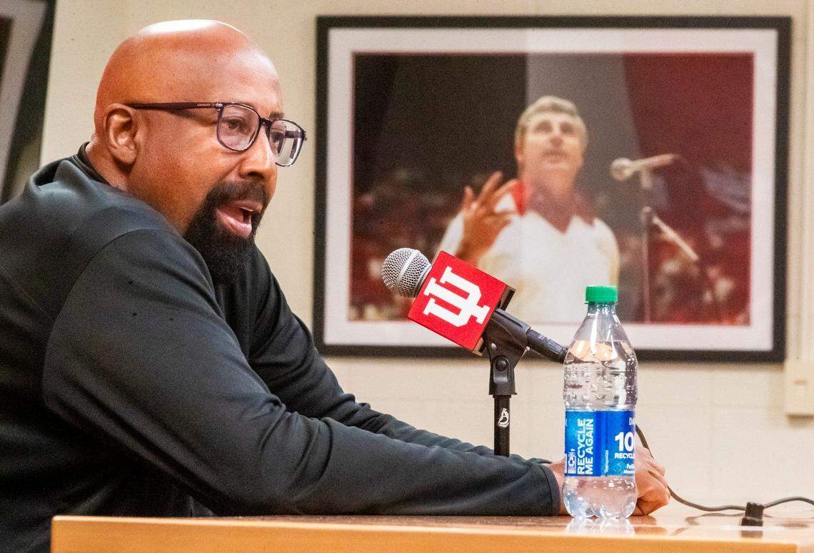 Indiana men’s basketball coach Mike Woodson has announced that he will step down as Hoosiers head man after this season. Starting with Bob Knight (shown in the picture beside Woodson), the last six full-time IU men’s hoops head men have been ousted or resigned under pressure.