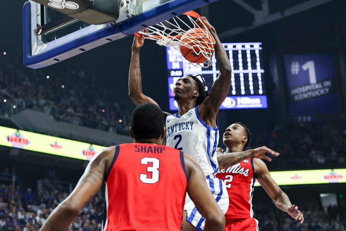 Kentucky’s Aaron Bradshaw (2) dunks against Mississippi’s Jamarion Sharp (3) during Tuesday’s game at Rupp Arena.