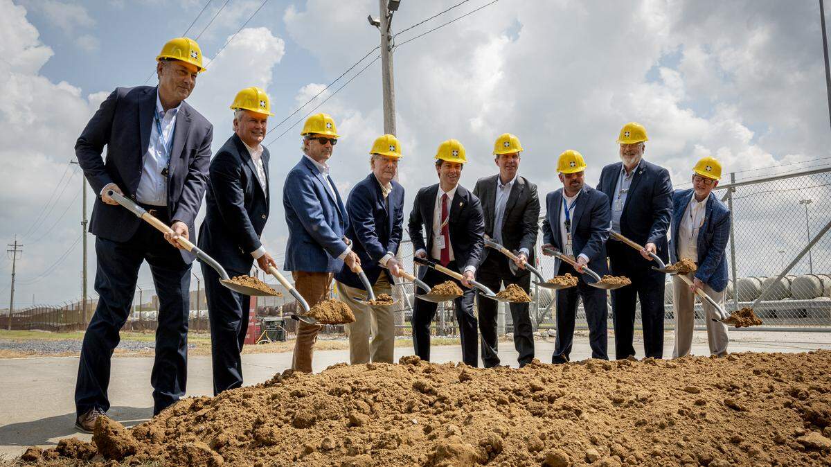 From left: U.S. Department of Energy Portsmouth Paducah Project Office Manager Joel Bradburne, U.S. Rep James Comer, U.S. Sens. Rand Paul, Mitch McConnell, General Matter CEO Scott Nolan, Kentucky Gov. Andy Beshear, Energy’s Office of Environmental Management Principal Deputy Assistant Secretary Roger Jarrell, McCracken County Judge-Executive Craig Clymer, and City of Paducah Mayor George Bray break ground as part of the General Matter lease announcement in Paducah, Ky., on Tuesday, Aug. 5, 2025.