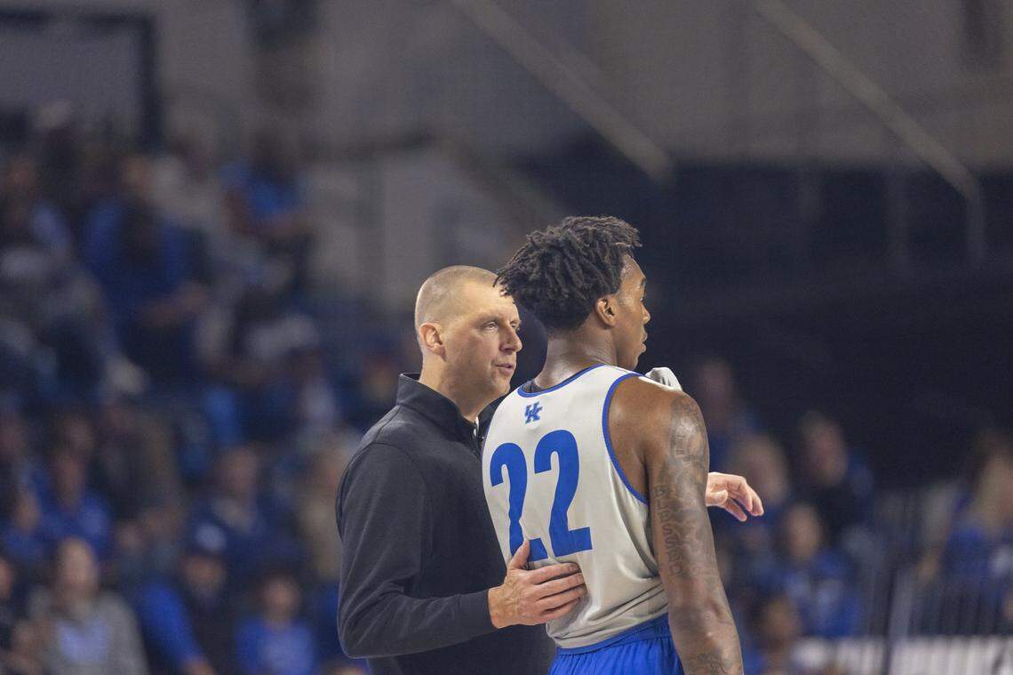 Kentucky head coach Mark Pope talks with Wildcats center Amari Williams during the Blue-White Preseason Event.
