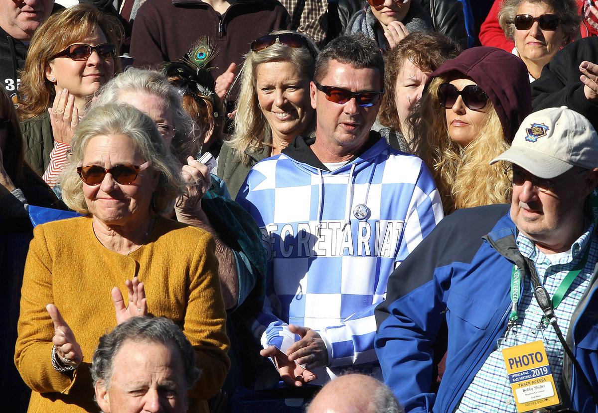 Fans applauded Jocelyn Russell’s statue of Secretariat after it was unveiled Saturday morning at Keeneland.