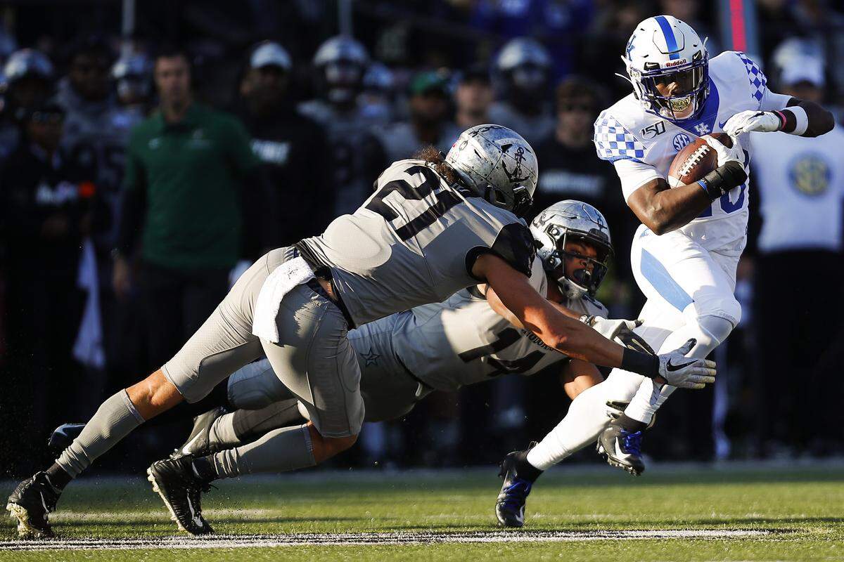Kentucky running back Kavosiey Smoke (20) ran for 95 yards and a touchdown last week in UK’s 38-14 throttling of Vanderbilt.