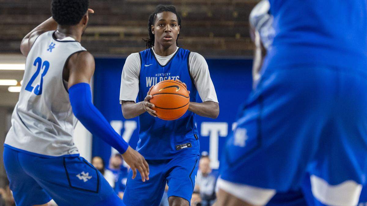 Kentucky Wildcats guard Jasper Johnson (2) looks for a passing lane during the Blue-White game, Friday, Oct. 17, 2025 at Memorial Coliseum in Lexington, Ky.