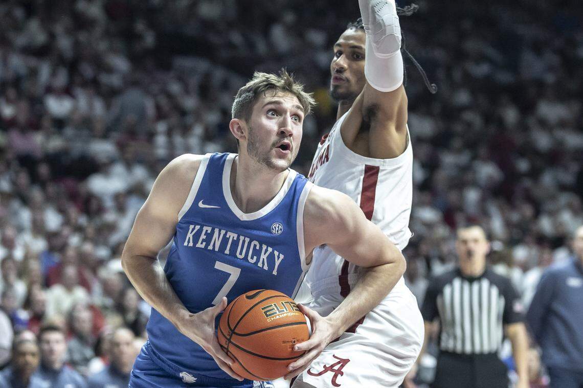 Kentucky forward Andrew Carr (7) looks to shoot the ball as Alabama center Clifford Omoruyi defends during Saturday’s game. Carr scored 17 points in the Wildcats’ loss.