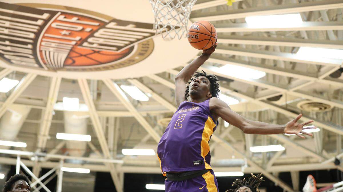 Camden (N.J.) post player Aaron Bradshaw received a scholarship offer from Kentucky following the first 2022 recruiting period of the spring.