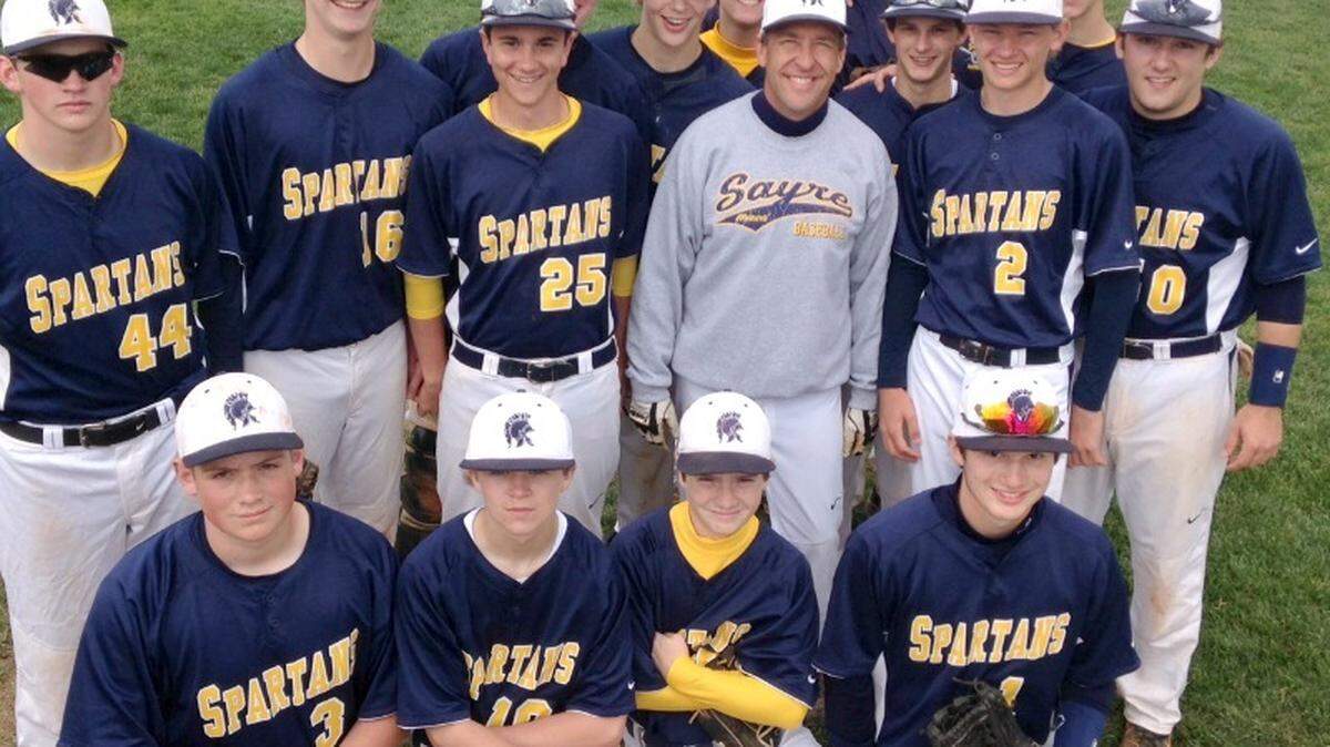 Coach Scott Sutton with his Sayre baseball team. (Mike Fields photo)