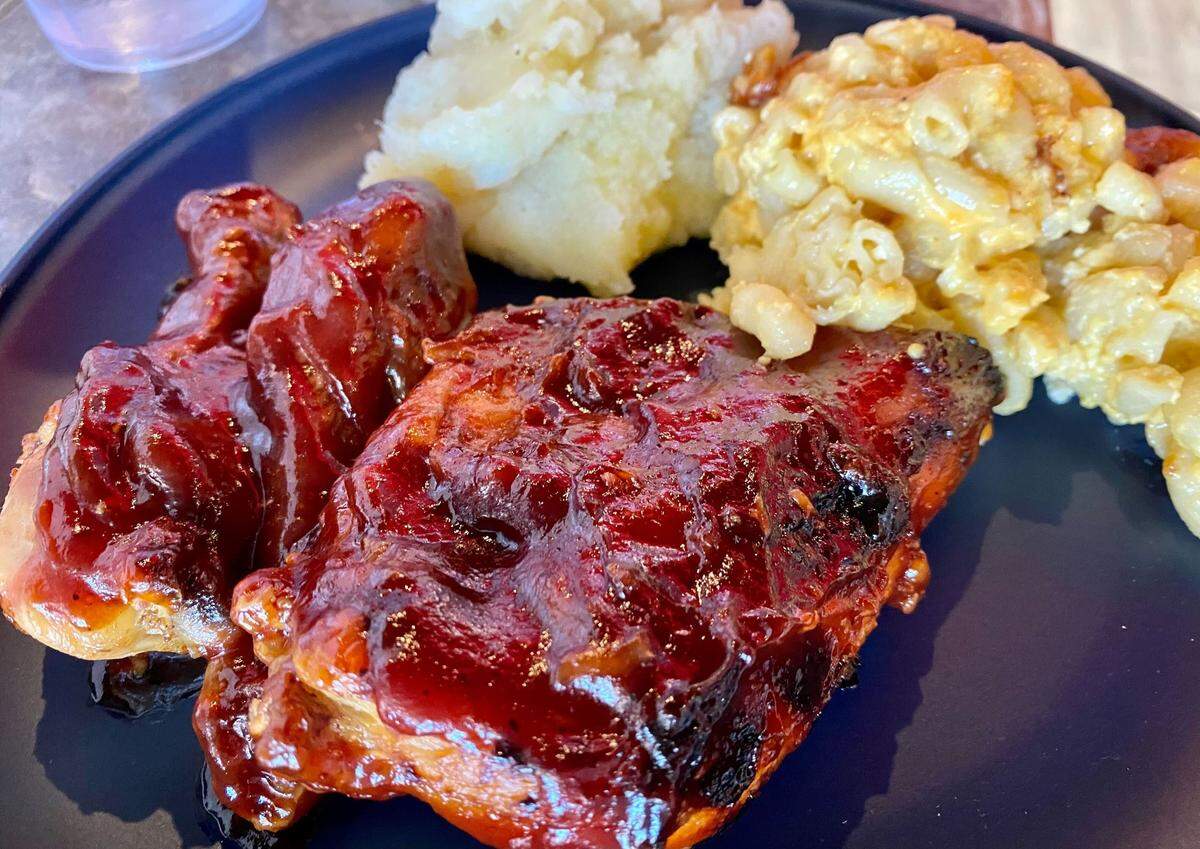 MiMi’s Southern Style Cooking features daily specials such as barbecue chicken with your choice of sides including macaroni and cheese and mashed potatoes.