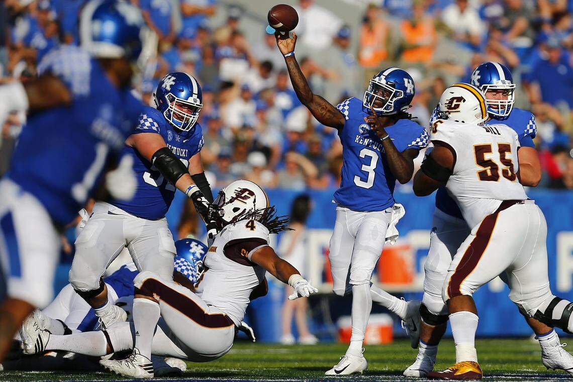 Kentucky quarterback Terry Wilson (3) passed the ball while pressured by Central Michigan defenders during the season opener.