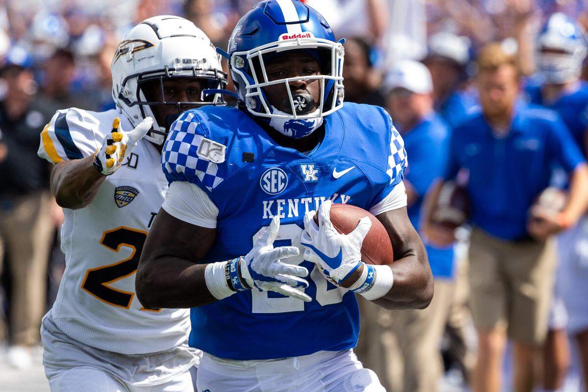 Kentucky redshirt freshman running back Kavosiey Smoke (20) ran for a 40-yard touchdown in UK’s 38-24 victory over Toledo.