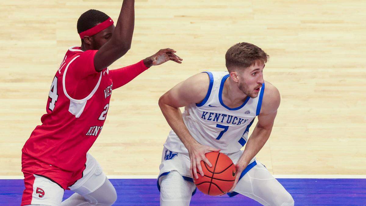 Kentucky’s Andrew Carr (7) looks for an outlet pass as Western Kentucky’s Tyrone Marshall Jr. defends during Tuesday night’s UK win in Rupp Arena. Carr finished with 18 points, 10 rebounds and three assists.