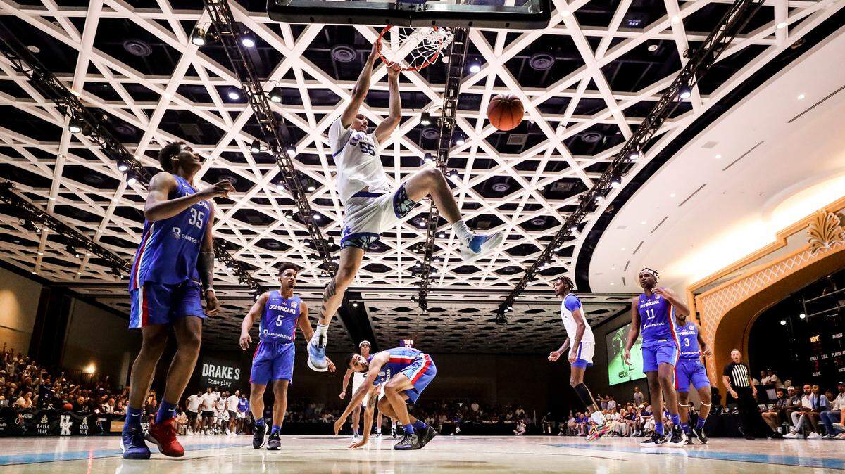 Kenbtucky basketball center Lance Ware dunks the ball during UK’s 108-56 win over the Dominican Republic National Select Team 108-56 on Wednesday in the Bahamas.