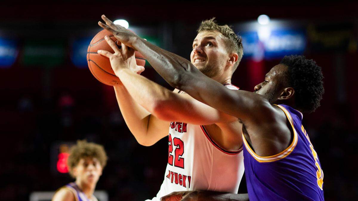 Western Kentucky forward Carson Williams (22) signed with the Las Vegas Raiders on Monday.