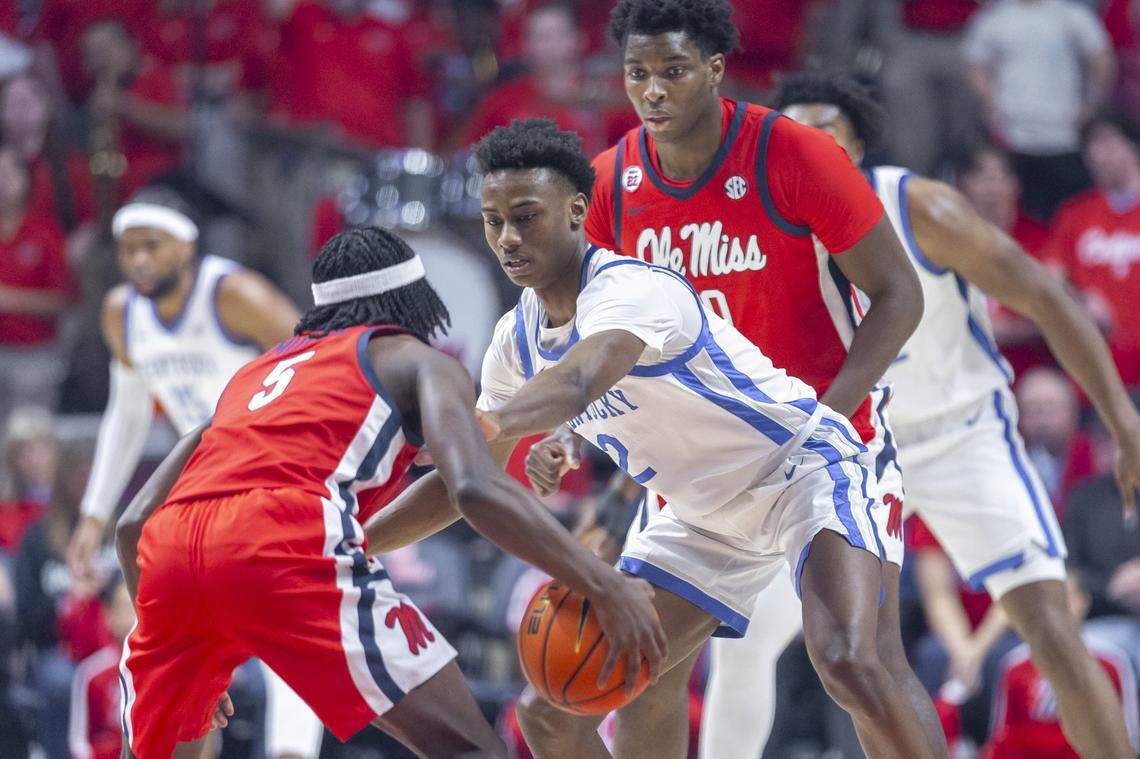 Kentucky’s Jaxson Robinson (2) guards Mississippi’s Jaylen Murray (5) during Tuesday’s game in Oxford, Miss. Robinson finished with 18 points.