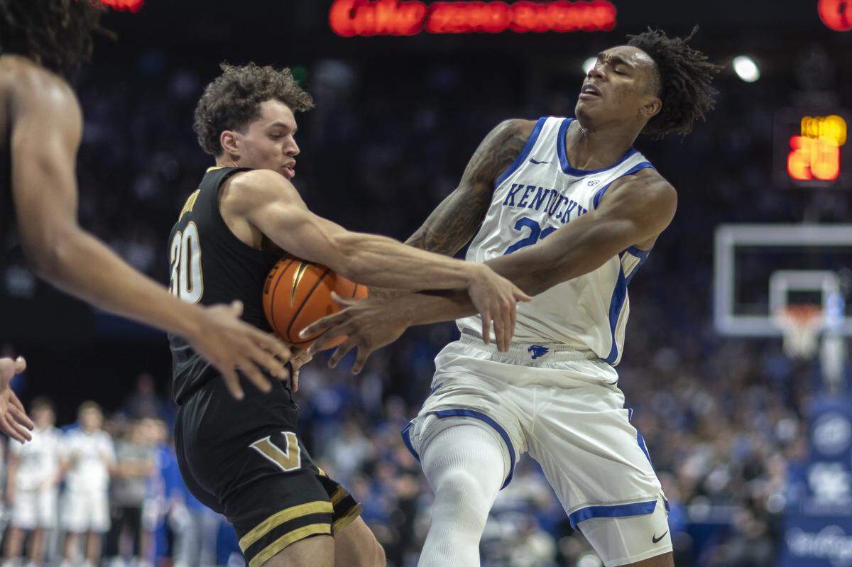 Kentucky’s Amari Williams (22) battles for the ball with Vanderbilt’s Chris Manon (30) during Wednesday night’s UK win in Rupp Arena.