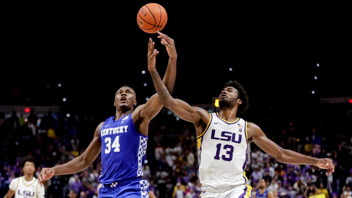 Kentucky forward Oscar Tshiebwe (34) and LSU forward Tari Eason (13) reach for the ball in the second half of an NCAA college basketball game in Baton Rouge, La.., Tuesday, Jan. 4, 2022. (AP Photo/Derick Hingle)