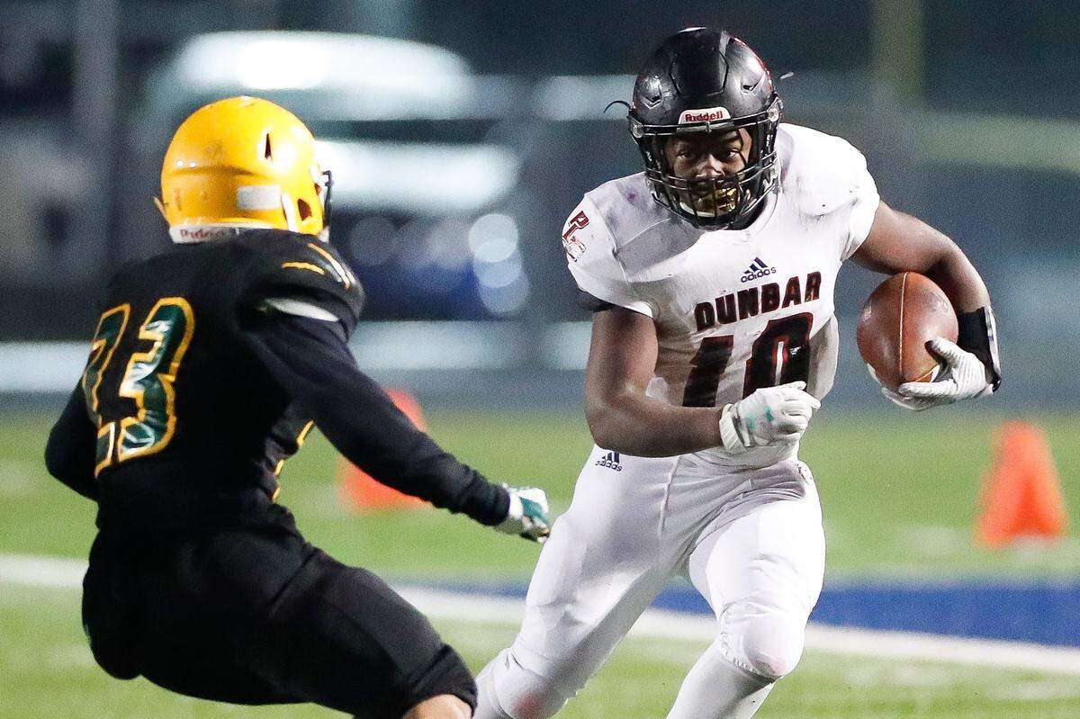 Paul Laurence Dunbar’s Kamarion Robinson (10) has rushed for 762 yards and five touchdowns this season.