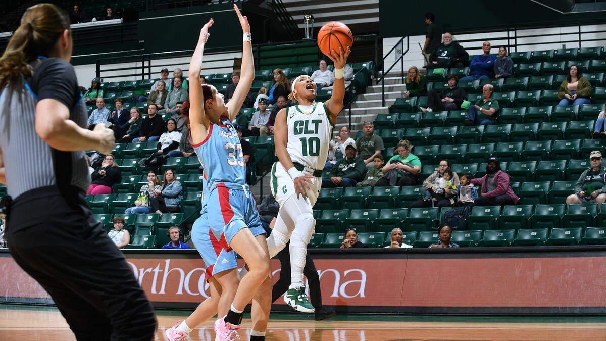 Dazia Lawrence is the fourth player to commit to Kentucky as a transfer since Kenny Brooks took over as head coach in late March. Lawrence joins Georgia Amoore (Virginia Tech), Clara Strack (Virginia Tech) and Teonni Key (North Carolina).
