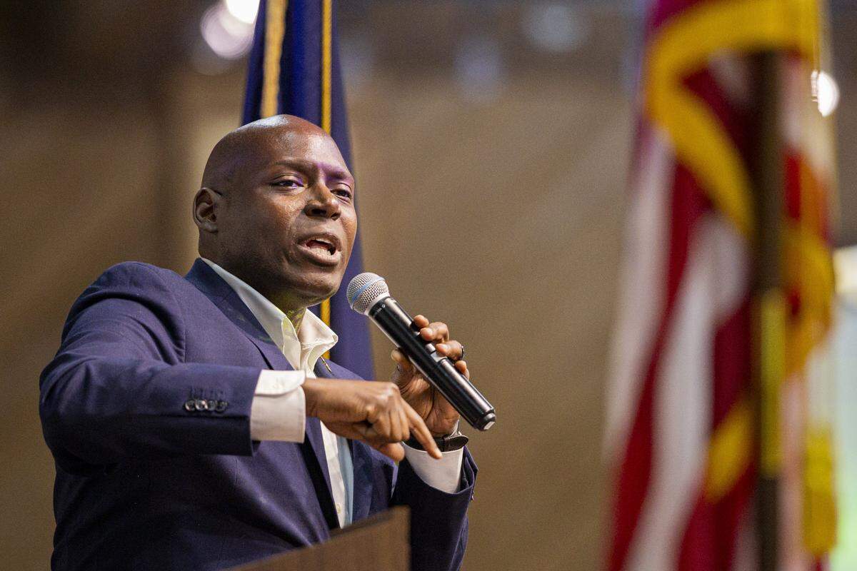 Colmon Elridge speaks during the Democratic Fancy Farm dinner on Friday, Aug. 1, 2025, at the KY Dam Convention Center in Gilbertsville, Ky.