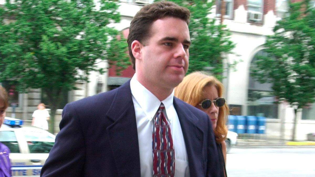 Shane Ragland,with his mom, Kathy Ragland, beside him, enters the Fayette  County Courthouse for his arraignment on murder charges in Fayette Circuit  Court in Lexington, Ky., Friday, September 1, 2000.