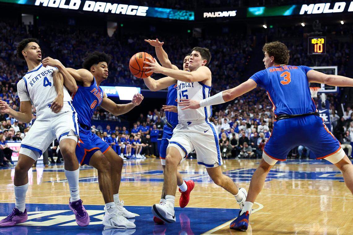 Kentucky guard Reed Sheppard (15) drives to the basket against Florida center Micah Handlogten (3) during Wednesday’s game at Rupp Arena.