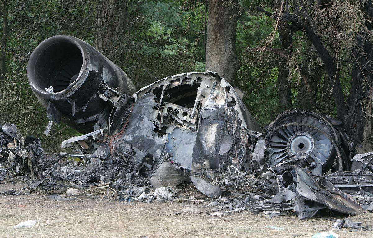 Some of the wreckage at the crash scene of Comair Flight 5191 near the Blue Grass Airport on Versailles Rd. in Lexington,Ky., Tuesday, August 29, 2006. Comair Flight 5191 crashed  on takeoff Sunday morning at Blue Grass Airport killing 49 people. Charles Bertram/Staff. 
